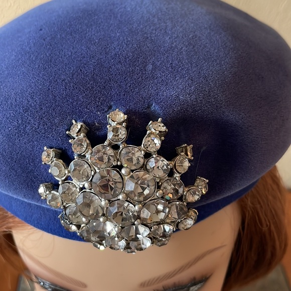 Vintage cobalt blue velour beret style hat with statement rhinestone pin - Picture 5 of 14